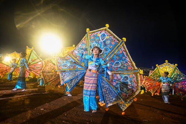 فستیوال پرواز فانوس های آتشین در میانمار 
Tazaungdaing Lighting Festival - اسپوتنیک ایران  