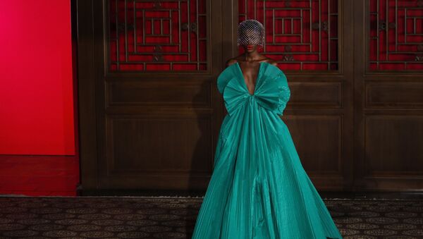 Модель представляет творение дизайнера Pierpaolo Piccioli из коллекции Valentino Haute Couture во время показа мод Летнем дворце Аман в Пекине, Китай - اسپوتنیک ایران  