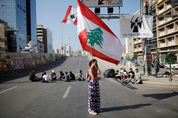 پرچم لبنان در دست زن بیروتی - اسپوتنیک ایران  