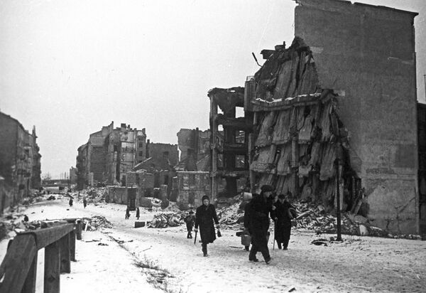 در یکی از خیابان های مخروبه ورشو توسط آلمان ها ، سال ۱۹۴۵ - اسپوتنیک ایران  