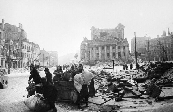 ساکنین ورشو در خیابان های مخروبه پس از آزادی از اشغال آلمان ها در سال ۱۹۴۵ - اسپوتنیک ایران  