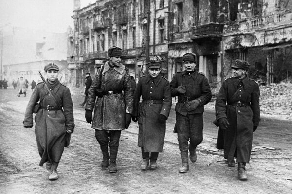 سربازان ارتش سرخ و ارتش لهستان در خیابان های شهر در سال ۱۹۴۵ - اسپوتنیک ایران  