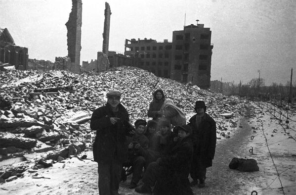 مهاجرین به خانه هایشان در ورشو برمی گردند، سال ۱۹۴۵ - اسپوتنیک ایران  