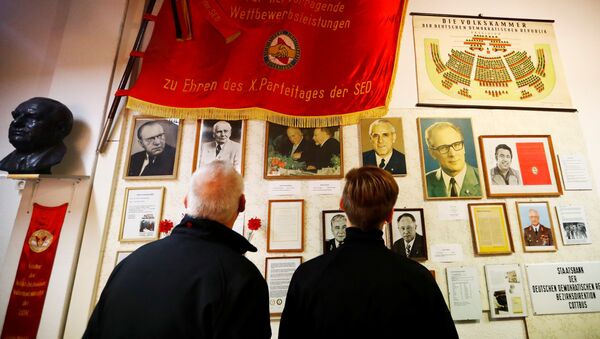  بازدیدکنندگان از موزه آلمان شرقی در پیرن آلمان - اسپوتنیک ایران  
