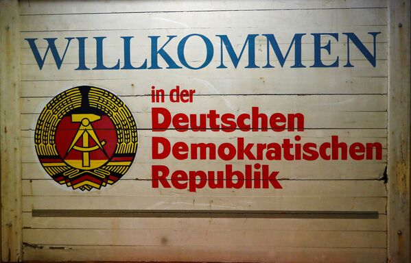 نشانی با نوشته « به جمهوری دموکراتیک آلمان» خوش آمدید در موزه آلمان شرقی در پیرن آلمان - اسپوتنیک ایران  