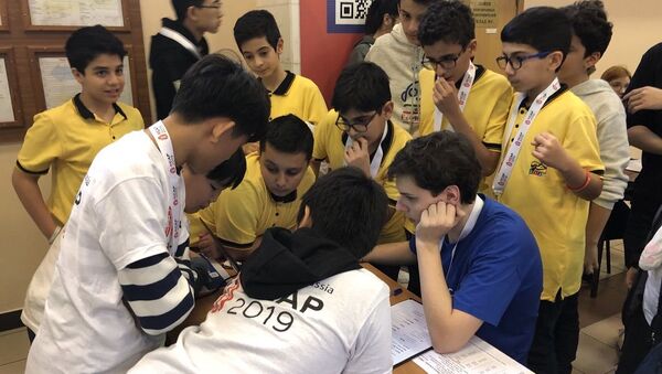 نحوه دست و پنجه نرم کردن دانش آموزان با شیوه جدید آموزشی در قرنطینه - اسپوتنیک ایران  