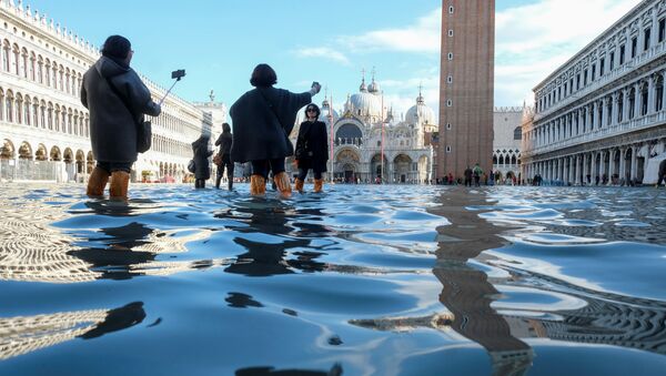 گردشگران در میدان غرق در آب «مارک مقدس» در ونیز - اسپوتنیک ایران  