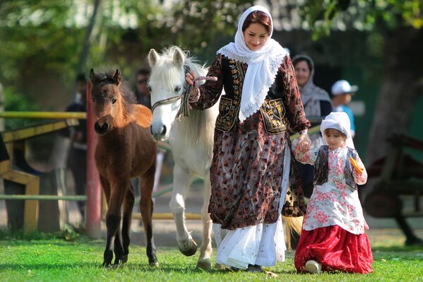 زنی همراه با دخترش، اسب نژاد کاسپین را برای مسابقه می آورد
 - اسپوتنیک ایران  
