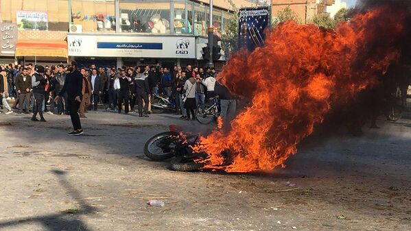 دود و آتش اعتراضات علیه گران شدن قیمت بنزین در ایران  - اسپوتنیک ایران  
