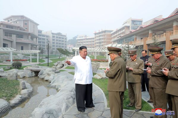 رهبر کره شمالی در حال بازدید از استراحت گاهی در یاندوک - اسپوتنیک ایران  