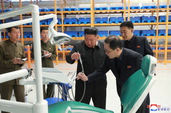 رهبر کره شمالی در حال بازرسی از کارخانه تجهیزات پزشکی مخیانسان - اسپوتنیک ایران  