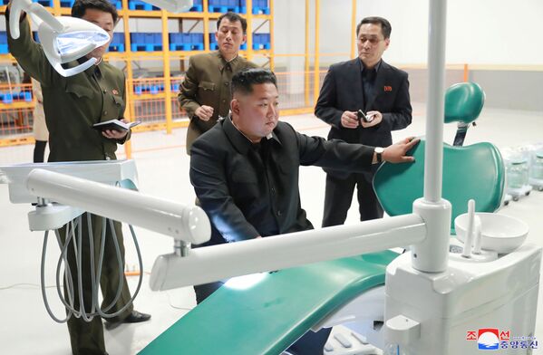 رهبر کره شمالی در حال بازرسی از کارخانه تجهیزات پزشکی مخیانسان - اسپوتنیک ایران  