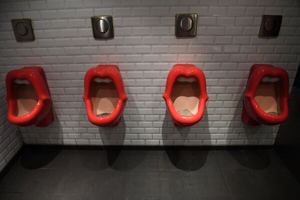 توالت ها به شکل لب که توسط هنرمند هلندی میک وان شیندل طراحی شده است - اسپوتنیک ایران  