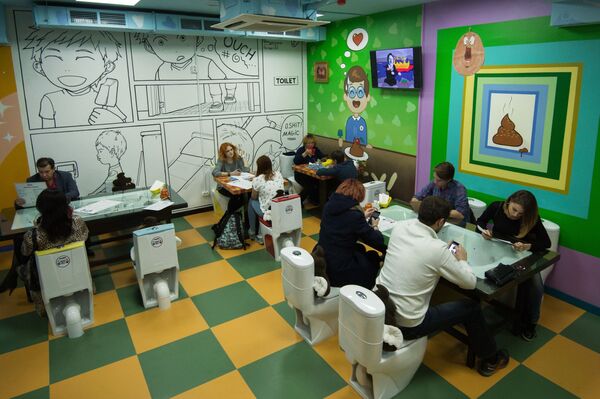  Crazy Toilet در مسکو بازدیدکنندگان از کافه  - اسپوتنیک ایران  