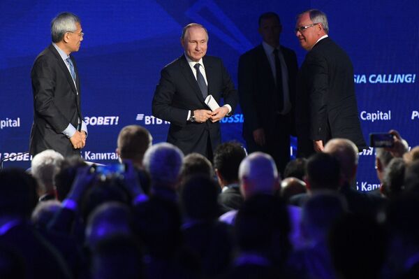 ولادیمیر پوتین رئیس جمهور روسیه در همایش اقتصادی  - اسپوتنیک ایران  