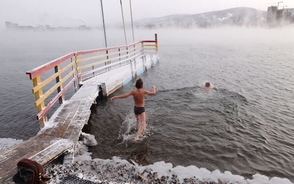 گشایش فصل شنای زمستانی در کراسنویارسک روسیه - اسپوتنیک ایران  