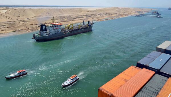 Грузовой корабль движется по новому руслу Суэцкого канала в Исмаилии - اسپوتنیک ایران  