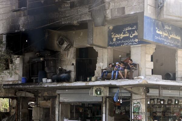 ساکنان خانه ای ویران در حلب - اسپوتنیک ایران  