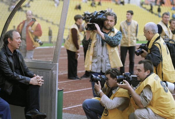اولگ رومانتسف، مربی باشگاه فوتبال اسپارتاک مسکو در سال 2003 - اسپوتنیک ایران  