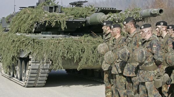 Солдаты немецкой армии у танка Leopard 2 - اسپوتنیک ایران  