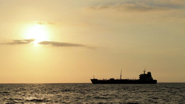 آتش سوزی در کشتی عراقی در آب‌های خلیج فارس - اسپوتنیک ایران  