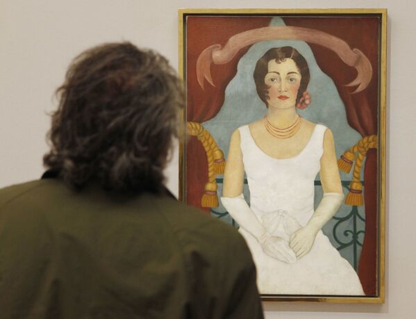 نقاشی «تصویر زنی با لباس سفید» اثر فریدا کالو در نمایشگاهی در وین - اسپوتنیک ایران  