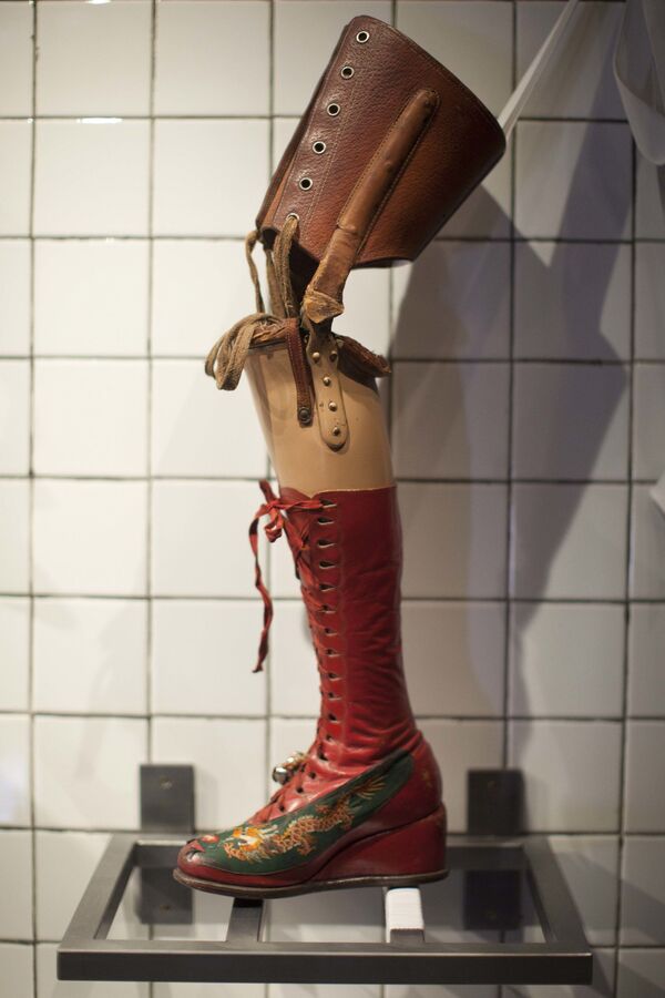 پای مصنوعی متعلق به هنرمند مکزیکی فریدا کالو در موزه ای به نام وی در مکزیک - اسپوتنیک ایران  