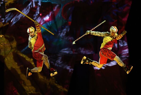 هنرمندان سیرک آفتاب در حال اجرای برنامه در مسکو - اسپوتنیک ایران  