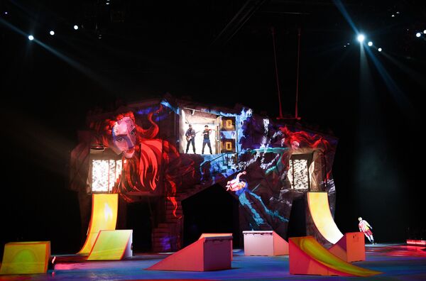 هنرمندان سیرک آفتاب در حال اجرای برنامه در مسکو - اسپوتنیک ایران  