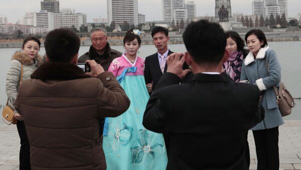 عروس و داماد در عروسی شان در پیونگ یانگ کره شمالی - اسپوتنیک ایران  