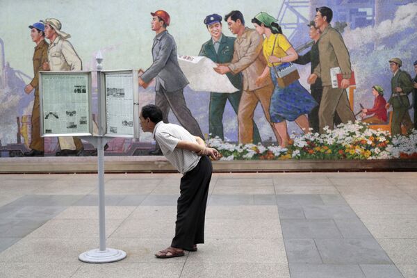 مسافر مترو در پیونگ یانگ در حال خواندن روزنامه - اسپوتنیک ایران  