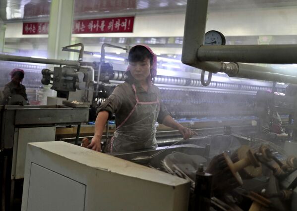 کارگری در کارخانه کیم جونگ سوک در پیونگ یانگ - اسپوتنیک ایران  