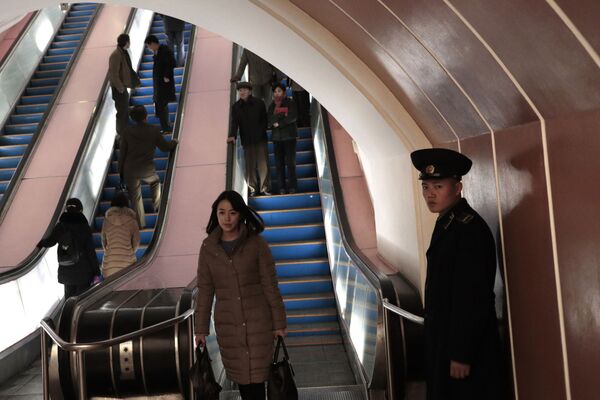 در مترو پیونگ یانگ کره شمالی - اسپوتنیک ایران  