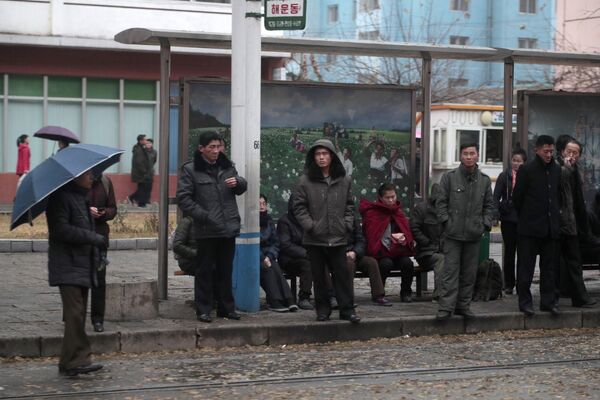 مردم در ایستگاه اتوبوس در پیونگ یانگ - اسپوتنیک ایران  