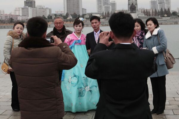 عروس و داماد در عروسی شان در پیونگ یانگ کره شمالی - اسپوتنیک ایران  