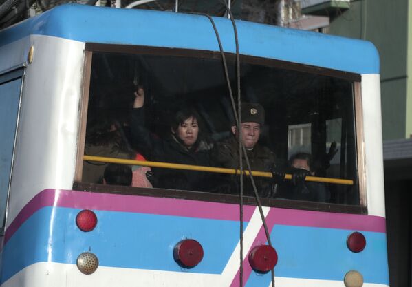 مسافران اتوبوس برقی در پیونگ یانگ کره شمالی - اسپوتنیک ایران  