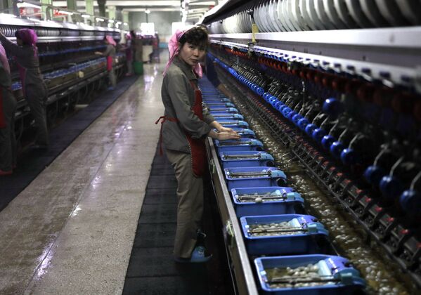 کارگر کارخانه در پیونگ یانگ کره شمالی
 - اسپوتنیک ایران  