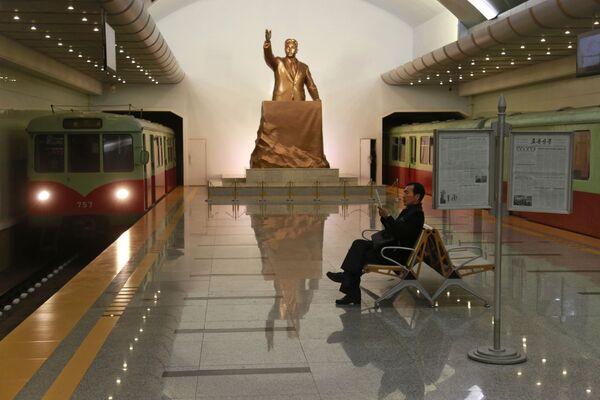 مجسمه رهبر سابق کره شمالی در ایستگاه مترو پیونگ یانگ - اسپوتنیک ایران  
