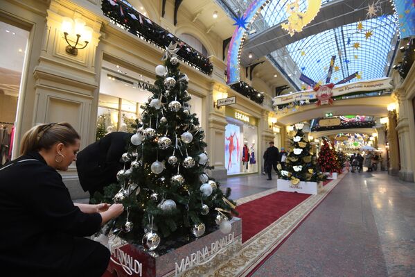 مرکز خرید بزرگ گوم در قلب مسکو میزبان کاج های اسپوتنیک - اسپوتنیک ایران  