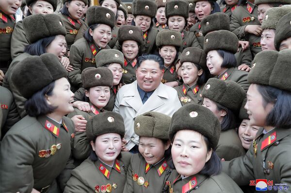 رهبر کره شمالی در جشن سربازان زن ارتش کره - اسپوتنیک ایران  