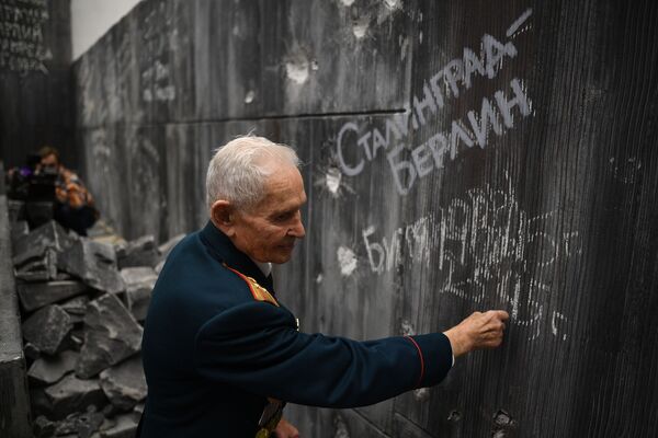 بازمانده جنگ جهانی در کنار دیوار برلین - اسپوتنیک ایران  