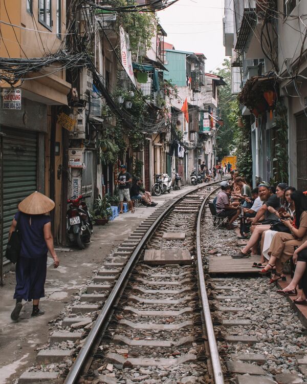ساکنین محلی و توریست ها در یکی از خیابان های هانوی ویتنام - اسپوتنیک ایران  