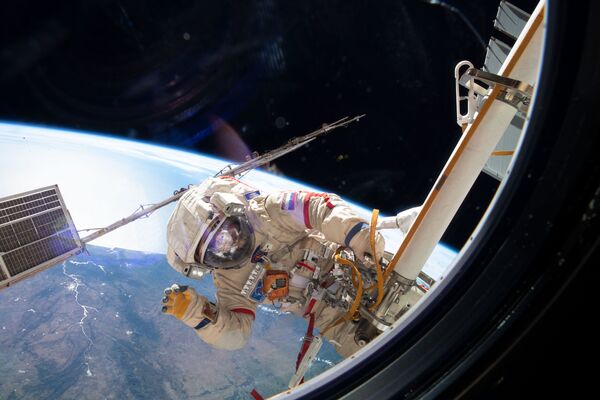 فضانورد روسکاسموس الگ کوناننکو در حال خروج به فضای باز - اسپوتنیک ایران  