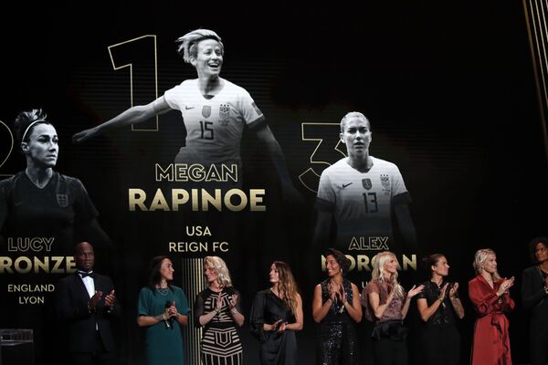 عکس های فوتبالیست  زن آمریکایی مگان راپینو پس از پیروزی در مراسم اهدای جایزه  توپ طلا در پاریس - اسپوتنیک ایران  