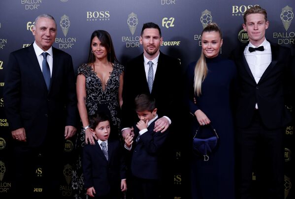 لیونل مسی فوتبالیست آرژانتینی به همراه خانواده اش، هریستو استویچکوف، فرنکی دی پونگ و میکی کیمنی در مراسم اهدای  توپ طلا در پاریس - اسپوتنیک ایران  