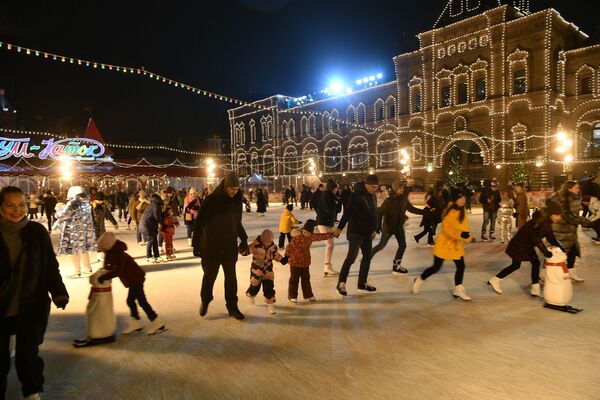 بازدیدکنندگان از مراسم افتتاحیه مخصوص پاتیناژ در میدان سرخ مسکو - اسپوتنیک ایران  