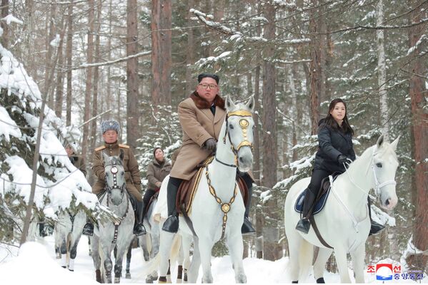 رهبر کره شمالی به همراه همسرش مشغول اسب سواری در کوه های پکتوسان - اسپوتنیک ایران  