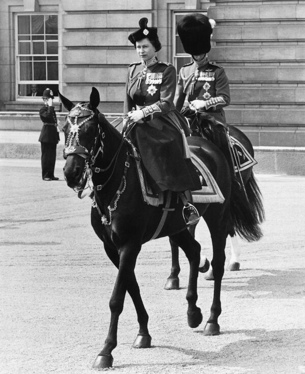 ملکه الیزابت دوم همراه با همسرش فلیپ سوار بر اسب، سال ۱۹۶۹ - اسپوتنیک ایران  