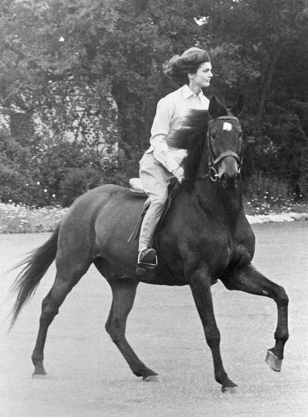 ژاکلین کندی بانوی اول آمریکا سوار بر اسب در سال ۱۹۶۲ - اسپوتنیک ایران  