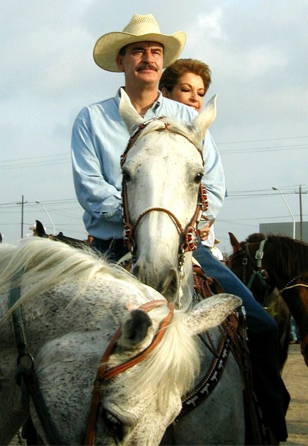 رئیس جمهور مکزیک ویسنت فوکس با همسرش سوار بر اسب در مکزیک در سال ۲۰۰۲ - اسپوتنیک ایران  